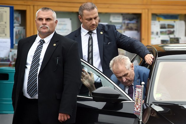Prezident Miloš Zeman a jeho ochranka v roce 2017
