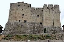 Srdcem obce Maenza je starobylý zámek, v jehož zdech se údajně odehrál zázrak.