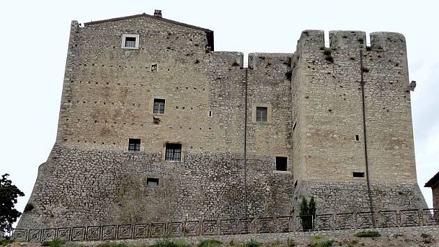 Srdcem obce Maenza je starobylý zámek, v jehož zdech se údajně odehrál zázrak.