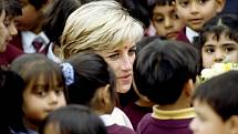 Princezna Diana byla nesmírně populární osobností. Veřejnost uchvátil její přístup k dětem, chudým a nemocným.