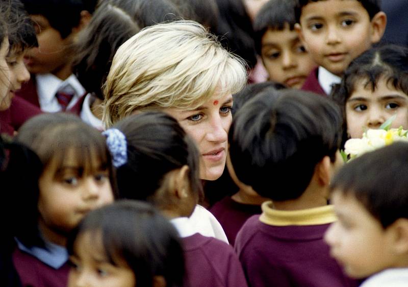 Princezna Diana byla nesmírně populární osobností. Veřejnost uchvátil její přístup k dětem, chudým a nemocným.