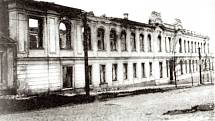 Zničená budova základní školy v Taganrogu