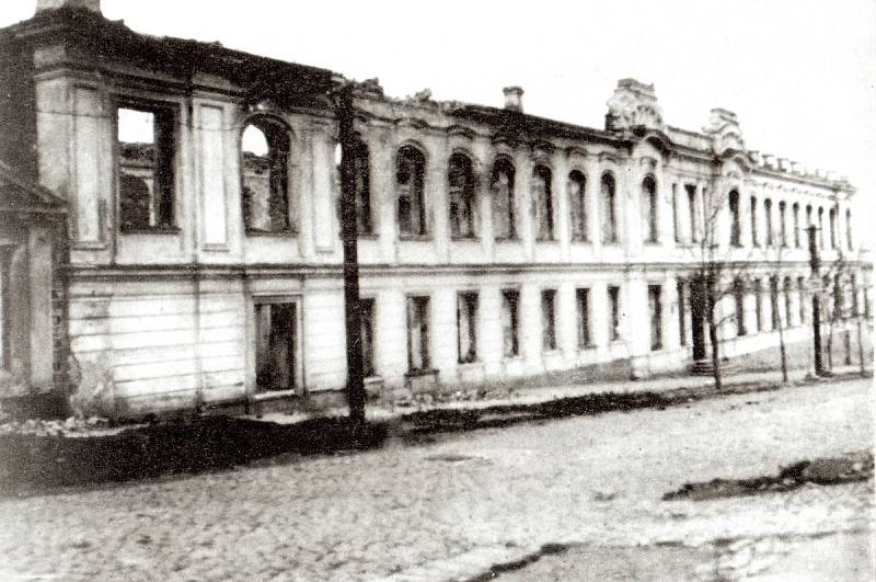 Zničená budova základní školy v Taganrogu