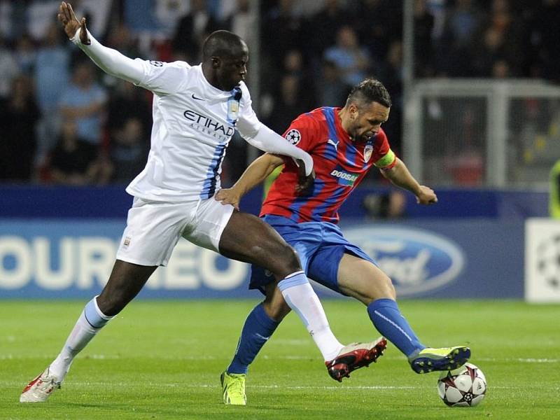 Fotbalistům Manchesteru City bude v závěru sezony chybět kanonýr Yaya Touré (vlevo, na snímku s plzeňským kapitánem Pavlem Horváthem).