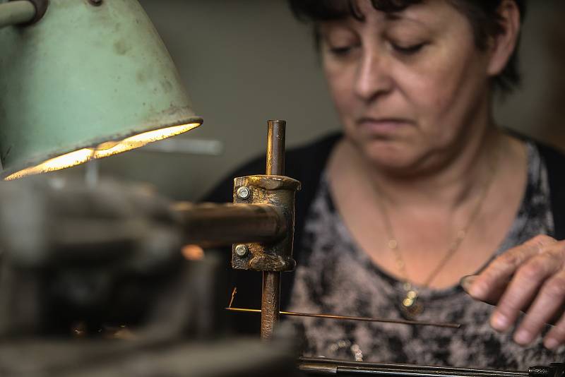 Výroba heligonek a akordeonů ve firmě Delicia  Hořovicích na Berounsku