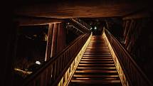 Cestou je potřeba zdolat stovky schodů. Vedou zejména dolů. Na povrch vás vyveze výtah.