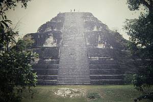 Ruiny nejrozlehlejšího mayského starověkého města Tikal na území dnešní Guatemaly