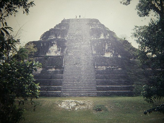 Ruiny nejrozlehlejšího mayského starověkého města Tikal na území dnešní Guatemaly