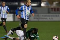 Utkání 11. kola první fotbalové ligy Baumit Jablonec – FK Mladá Boleslav 18. října v Jablonci nad Nisou. Na snímku Vojtěch Kubista z Jablonce a David Jarolím z Boleslavi.