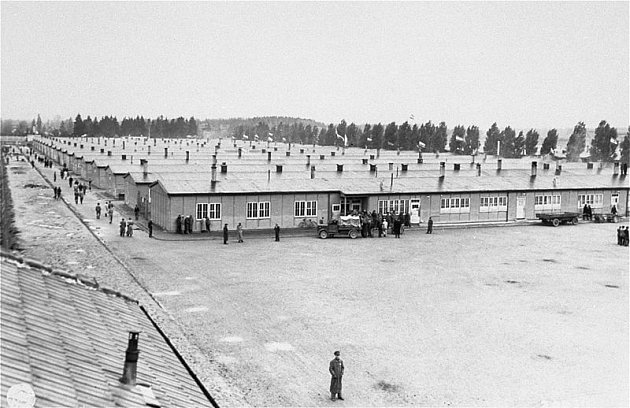 Vzhled koncentračního tábora Dachau v roce 1945. Na snímku baráky pro vězně.