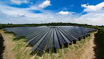 Agrivoltaika. Dvojí využití půdy pro zemědělství a energetiku zkoušejí v zahraničí. Česko na boom solárních panelů v obhospodařovaných sadech či polích čeká.