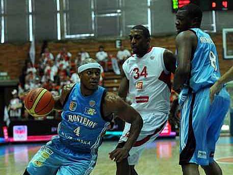 Basketbalisté Prostějova (v modrém) i přes zlepšený výkon nestačili na favorizovaný Nymburk.