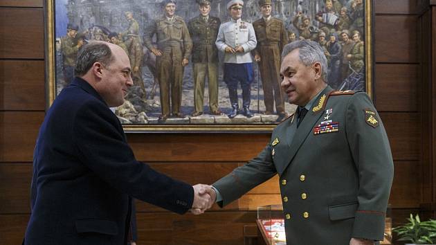 Britský ministr obrany Ben Wallace a jeho ruský protějšek Sergej Šojgu na jednání v Moskvě