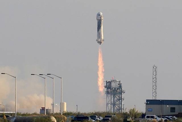 Raketa New Shepard společnosti Blue Origin po prvním startu s posádkou na hranici vesmíru.