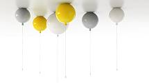 Designér Boris Klimek vytvořil pro Brokis hravou kolekci stropních a nástěnných osvětlení Memory. Iluze reálných nafukovacích balonků je dokonalá, včetně visícího „provázku“, který slouží k rozsvěcení a zhasínání světla.