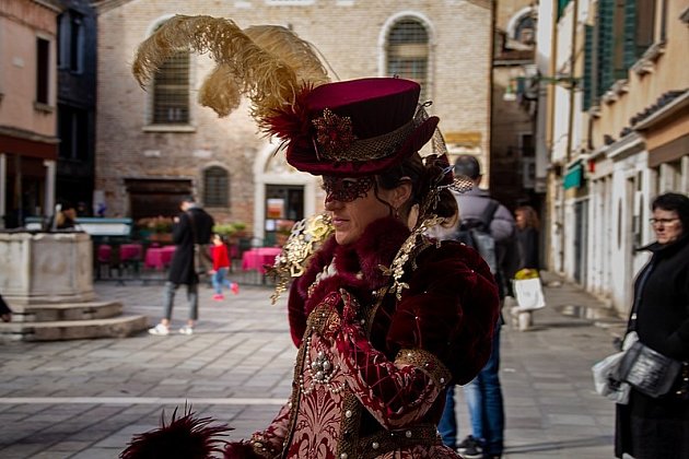 V době karnevalu v Benátkách lidé v ulicích a na náměstí svatého Marka potkají krásné masky. Pod nimi se skrývají nejen Benátčané, ale také umělci z celého světa.