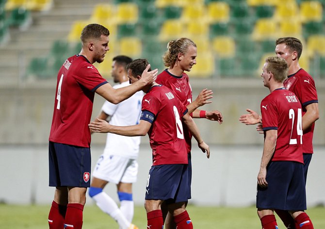 Čeští fotbalisté zvítězili na Kypru 2:1