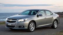 Chevrolet Malibu. Závan Ameriky přinesl na český trh velký sedan Chevrolet Malibu. Dáte-li tedy přednost americkému střihu, můžete si pár let staré Malibu obstarat za částku lehce přes 300 tisíc korun. Původně však Malibu stálo přes 600 tisíc.