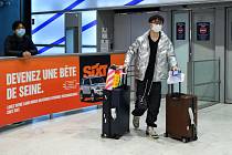 Čínský turista na letišti v Paříži - Ilustrační foto