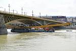 K mostu, kde se v Budapešti na Dunaji potopila loď s jihokorejskými turisty, doplul dvousettunový jeřáb, který má vrak vyzdvihnout