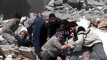 Záchranářské práce po silném zemětřesení, které zasáhlo východ Turecka v neděli 23. října 2011.