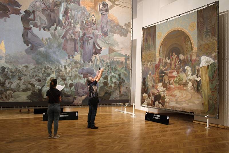 Mucha plátna maloval od roku 1910 dalších 18 let a věnoval je Praze.