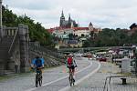 Cyklisté v Praze u řeky Vltavy