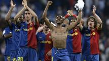 Fotbalisté Barcelony slaví vítězství nad úřadujícím mistrem Španělska Realem Madrid. 
