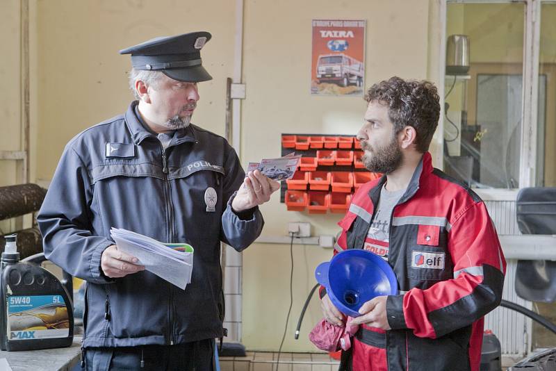 Marek Daniel jako místní policejní šéf a Emil (Robin Ferro)