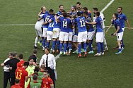 Fotbalisté Itálie se radují z vítězství nad Walesem.