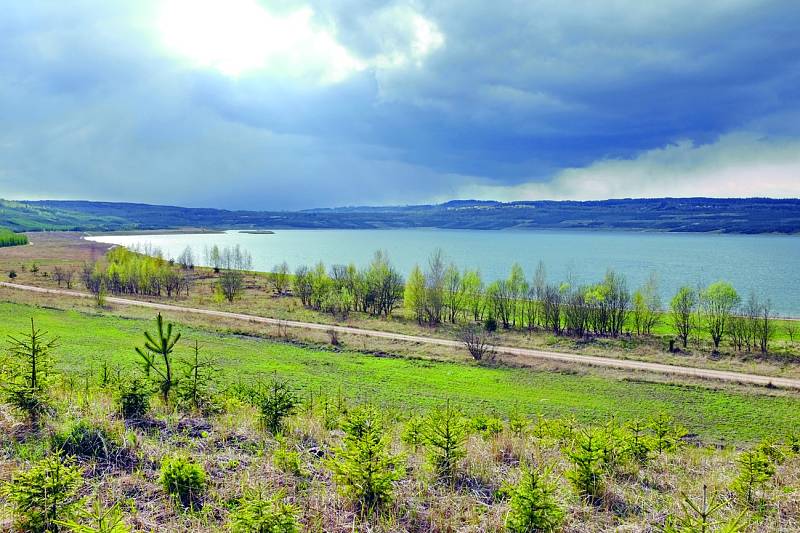 Stříbřité vody řeky Ohře naplňují jezero Medard nedalo od Sokolova.