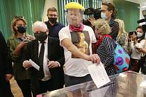 Předseda polské vládní strany Právo a spravedlnost (PiS) Jaroslaw Kaczyński odevzdal 12. července 2020 svůj hlas ve druhém kole volby polského prezidenta. Vedle něj hlasuje muž maskovaný jako Kaczyński