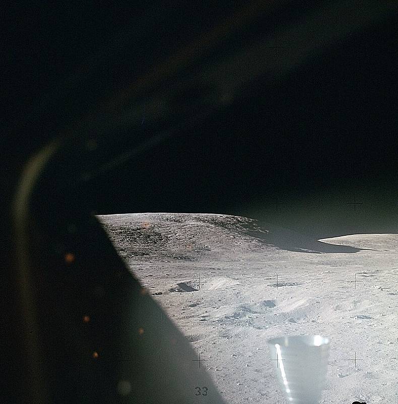 Výhled na měsíční povrch, který se posádce mise Apollo 16 naskytl poté, co přistála v lunárním modulu Orion na Měsíci.