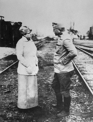 Za první světové války působila Nellie Blyová v Evropě jako válečná zpravodajka. Na snímku hovoří s rakouským vojákem v Polsku