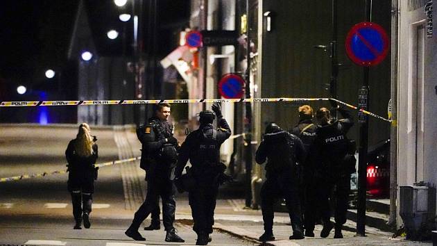 Policisté na místě činu v norském Kongsbergu, kde útočník vyzbrojený lukem a šípy zabil a zranil několik lidí.