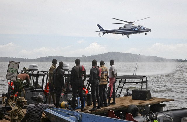 Ugandští záchranáři pátrají po obětech lodního neštěstí na Viktoriině jezeře.