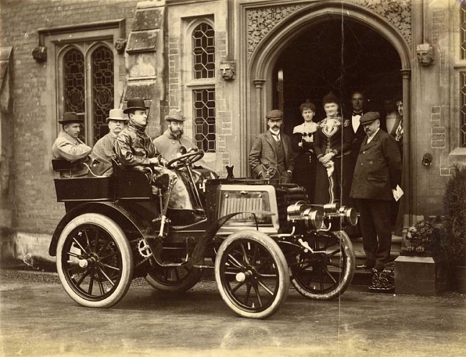 Charles Stewart Rolls veze vévodu z Yorku v doprovodu Sira Charlese Custa a svého otce lorda Llangattocka, rok 1900.