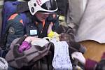 Záchranáři z trosek domu v Magnitogorsku vyprostili živé jedenáctiměsíční dítě