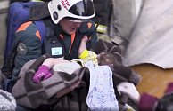 Záchranáři z trosek domu v Magnitogorsku vyprostili živé jedenáctiměsíční dítě
