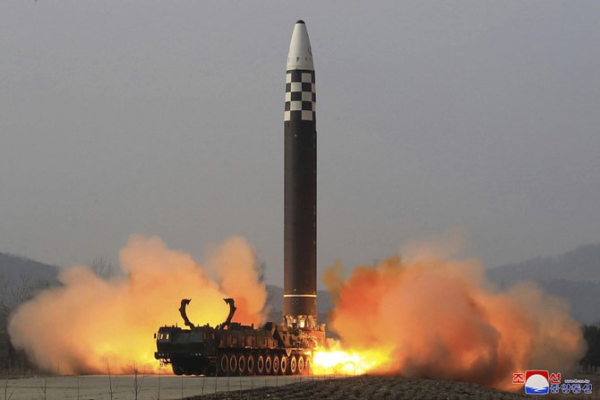Test severokorejské mezikontinentální balistické střely Hwasong-17 na snímku z 24. března 2022.
