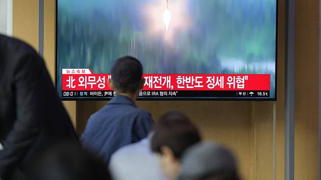 Lidé na vlakovém nádraží v jihokorejském Soulu sledují televizní reportáž o raketovém testu, který 6. října 2022 provedla KLDR