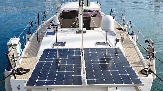 Solární nabíjení baterií na palubě plachetnice