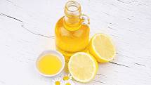 Jste zvyklé mýt si ráno vlasy? Po umytí je přelijte citronovou šťávou smíchanou s teplou vodou.