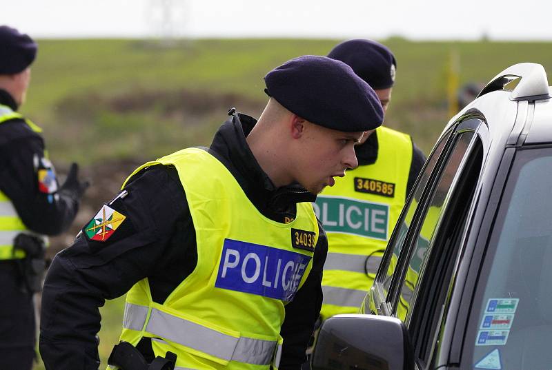 Obnovené kontroly na hranicích se Slovenskem. Policisté prohlížejí osobní a nákladní auta kvůli nelegálním migrantům, 5. října 2022