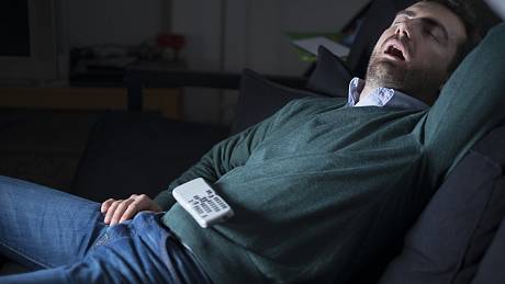 Spaní u televize má negativní vliv na lidské zdraví