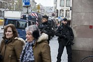 Policejní složky ve Štrasburku stále pátrají po útočníkovi.