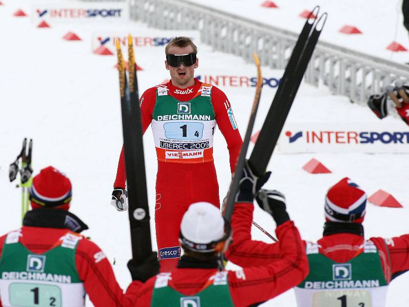 Norská štafeta vítá svého finišmana Pettera Northuga.