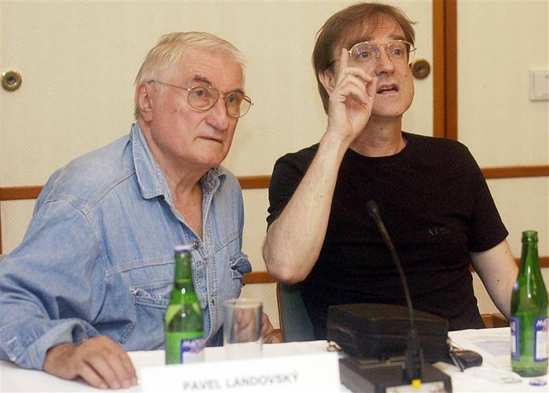 Pavel Landovský a Miro Žbirka na archivním snímku z roku 2003
