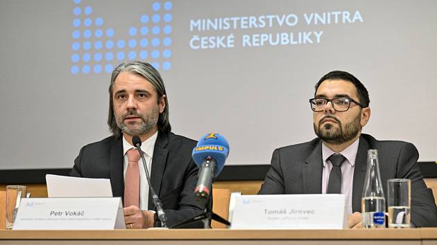 Náměstek ministra vnitra Petr Vokáč (vlevo) a ředitel odboru voleb Tomáš Jirovec vystoupili na tiskové konferenci k rozhodnutí o registraci nebo odmítnutí kandidátních listin pro prezidentské volby, 25. listopadu 2022, Praha