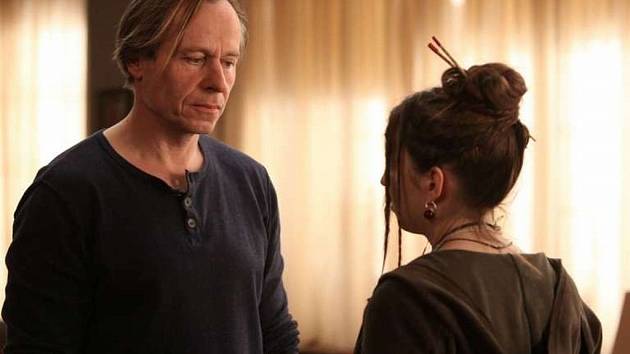 Pětatřicetidílné drama Terapie II, kterým společnost HBO Europe navazuje na první řadu úspěšného seriálu, znovu rozehrává příběhy psychologa Marka Pošty (Karel Roden, na snímku) a jeho pacientů.